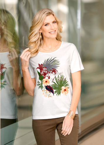 Le t-shirt à manches courtes à imprimés tropicaux ou exotiques